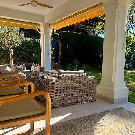 Villa Privada Con Piscina En *