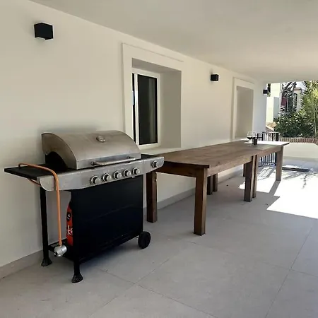 Privada Con Piscina En Villa *
