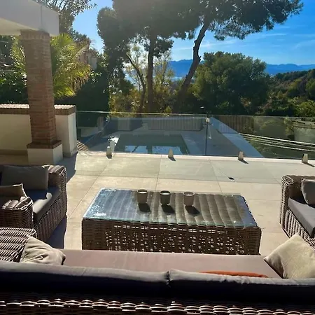 Privada Con Piscina En Villa Malaga