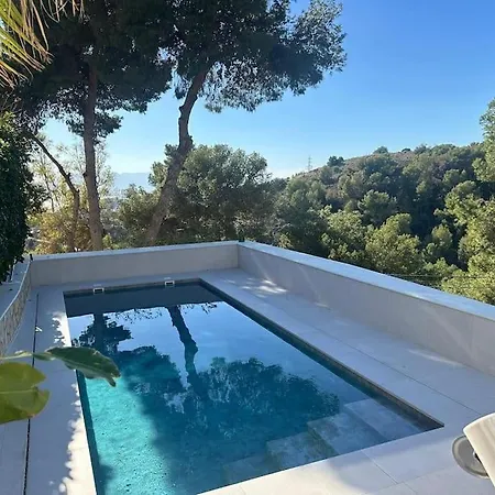 Villa Privada Con Piscina En *